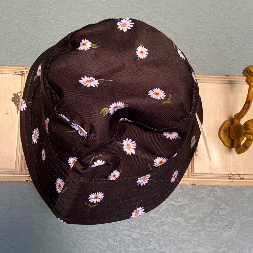 Alice & Olivia reversible bucket hat with daisies